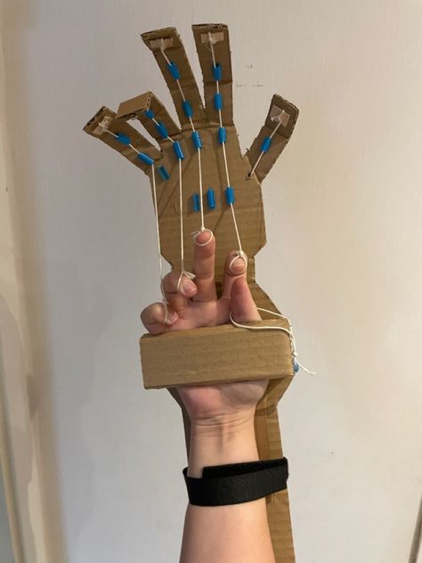 Fnaf Props Diy, Cardboard Clothes, Cardboard Hand, Cosplay Items, Mushroom Costume, Hands Tutorial, Fnaf Cosplay, Tv Head, Cosplay Tutorial