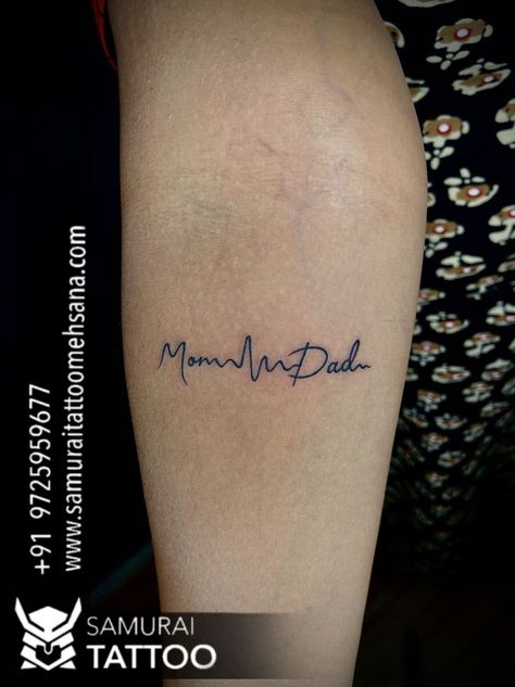 Tatoos Mom And Daughter Quotes, Mom And Dad Tattoo For Daughter, Mom Dad Tattoo Design Small, Maa Papa Tattoo Design, Mom Tattoos For Daughter Unique, Maa Paa Tattoo Design, Paa Tattoo Design, Tattoo Ideas For Parents, Mum And Dad Tattoos