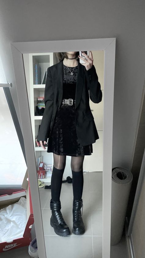 Coffinwood Aesthetic Outfit, Goth Outfits Halloween, Prep Goth Outfit, Gothic Outfits Casual Winter, Academia Goth Outfit, Mikasa Outfit Ideas, Gothic Academia Aesthetic Outfits, School Appropriate Goth Outfits, Casual Goth Clothes