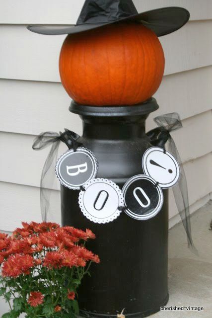 Natal, Milk Can Decor, Old Milk Cans, Halloween Decor Diy, Halloween Displays, Milk Cans, Fall Holidays, Fall Fun, Holidays Halloween