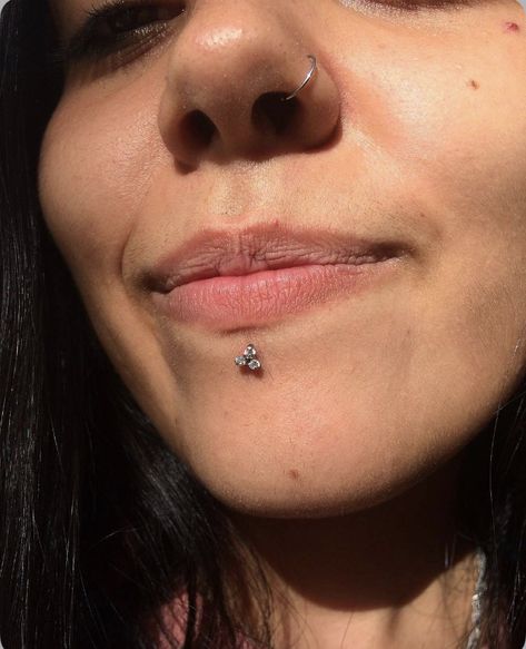 Labret Piercing Stud, Labret Piercing Ring, Nostril Piercing, Neck Tattoos Women, Face Piercings, Cool Piercings, Labret Piercing, Piercing Ring, Lip Piercing