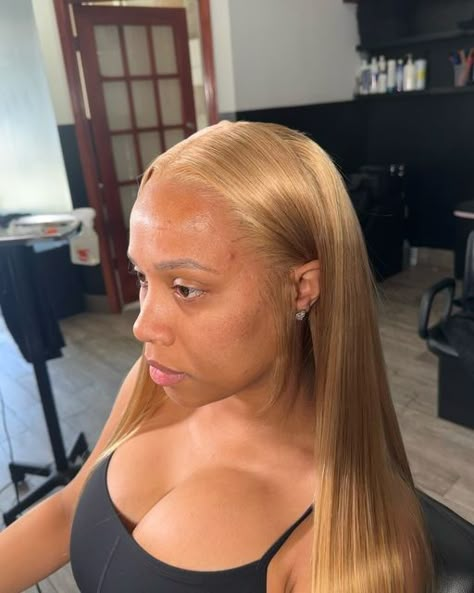 BROOKLYN Hairstylist📍🍦 on Instagram: "Honey- comb🍯   This color with my client’s skin just goes so well together ! Absolutely gorgeous & No baby hair requested- Silk press or Frontal ??? 🫣  𝐀𝐬 𝐌𝐨𝐭𝐡𝐞𝐫’𝐬 𝐃𝐚𝐲 𝐚𝐩𝐩𝐫𝐨𝐚𝐜𝐡𝐞𝐬, 𝐈’𝐦 𝐠𝐢𝐯𝐢𝐧𝐠 𝐚𝐥𝐥 𝐦𝐲 𝐦𝐨𝐦𝐬 𝐚 𝐝𝐢𝐬𝐜𝐨𝐮𝐧𝐭 𝐜𝐨𝐝𝐞 𝐭𝐨 𝐮𝐬𝐞 𝐟𝐨𝐫 𝐲𝐨𝐮𝐫 𝐧𝐞𝐱𝐭 𝐮𝐩𝐜𝐨𝐦𝐢𝐧𝐠 𝐚𝐩𝐩𝐨𝐢𝐧𝐭𝐦𝐞𝐧𝐭 in MAY 🤍 up until the 13th  𝐔𝐬𝐞 𝐜𝐨𝐝𝐞 ‘𝐌𝐀𝐌𝐀’ 𝐟𝐨𝐫 $𝟏𝟓 𝐨𝐟𝐟 𝐚𝐧𝐲 𝐬𝐞𝐫𝐯𝐢𝐜𝐞 $100 Wednesdays are excluded   #brooklynhairstylist#nyc#protectivestyles #atl#spring#springhair #coloredhair#tiktok#explorepage" Silk Press Natural Hair Blonde, Silk Press Honey Blonde, Blonde Hair Silk Press, Honey Blonde Hair Natural Hair, Ash Honey Blonde Hair, Honey Blonde Silk Press, Honey Blonde Frontal Wig, Blond Dyed Hair, Silk Press With Color