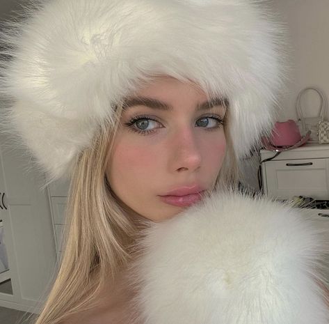 With The Wolves Around You, Darling. White Fur Hat, Estilo Rachel Green, Cold Girl, Russian Winter, Winter Princess, Snow Princess, Snow Girl, Winter Makeup, Winter Girls