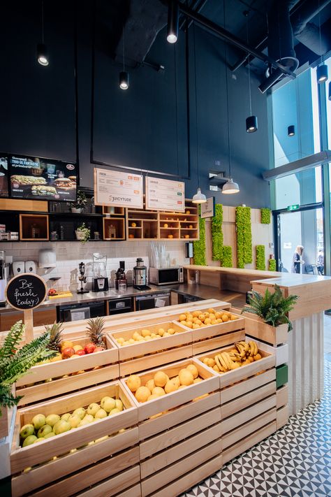 Juice Bar Interior Design, Juice Bar Interior, Juice Cafe, Fruit And Veg Shop, Juice Bar Design, Smoothie Shop, Produce Stand, Vegetable Shop, Grocery Store Design