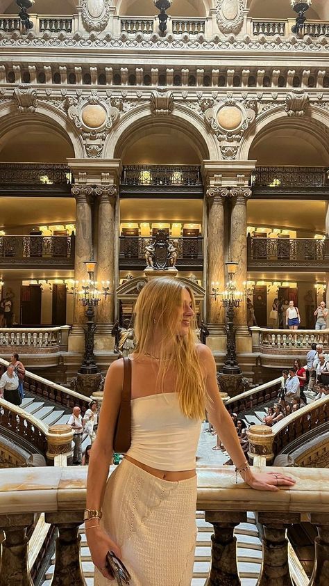 French Style Aesthetic Outfit, Paris Instagram Pictures Summer, Vienna Fashion Summer, Louvre Instagram Pictures, Paris Photo Poses, Summer Paris Aesthetic, Summer In Vienna, Budapest Summer Outfits, Summer Outfits In Paris