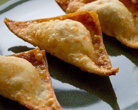 These fried pockets of deliciousness are based on the classic crab rangoons of Chinese takeout menus. They make perfect party appetizers because you can make the wontons ahead (be sure to cover with a damp cloth) and then fry them just before your guests arrive. Click here for more lobster recipes. Crab Rangoons, Gf Snacks, Chinese Food Recipes, Chinese Buffet, Wonton Recipes, Random Recipes, Crab Rangoon, Lobster Recipes, Party Appetizers