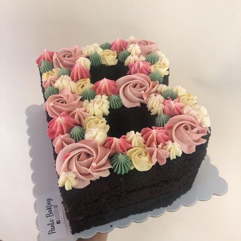 B cake in pink blooms 🌸 Letter Cakes, Baking Desserts, Cake Business, Bday Cake, Letter B, No Bake Desserts, Cake Designs, Birthday Cake, Baking