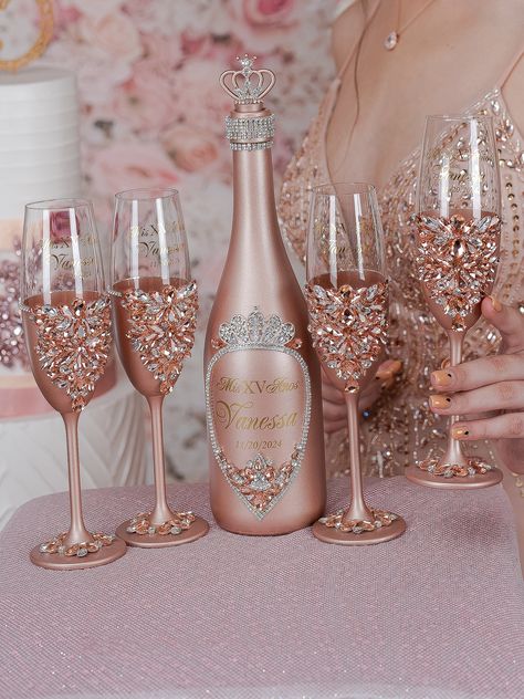 Make Your Quinceañera Celebration unique with Rose Gold Champagne Bottle and 4 Glasses Set - Ready to Be Filled with Joy, Best Quince Memories, and New Beginnings! Raise a toast to your journey to adulthood with a beautifully personalized Champagne Bottle and 4 Glasses, customized just for You. Set includes:~ bottle (empty) ~ 4 glasses.All the items are hand-made.Can be personalized with name and date of your celebration.We can decorate this set with any color or text you want. Rose Gold Centerpiece Quinceanera Butterfly, Rose Gold And Silver Wedding Theme, Champagne Pink Decorations, Sweet 16 Champagne Glasses, Rose Gold Xv Decorations, Rose Gold Quinceanera Centerpiece Ideas, Quinceanera Copas, Pink Quince Centerpieces, Quinceanera Rose Gold Theme