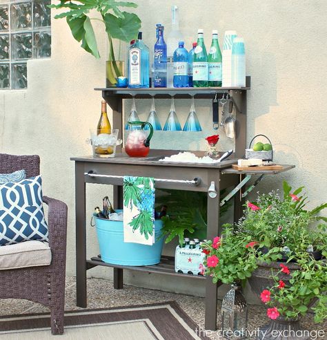 Inexpensive potting bench turned into an outdoor bar and beverage station for entertaining. The Creativity Exchange Diy Bar Ideas, Diy Wine Bar, Homemade Outdoor Furniture, Bar En Plein Air, Diy Outdoor Bar, Beverage Station, Bar Patio, Patio Diy, Potting Bench