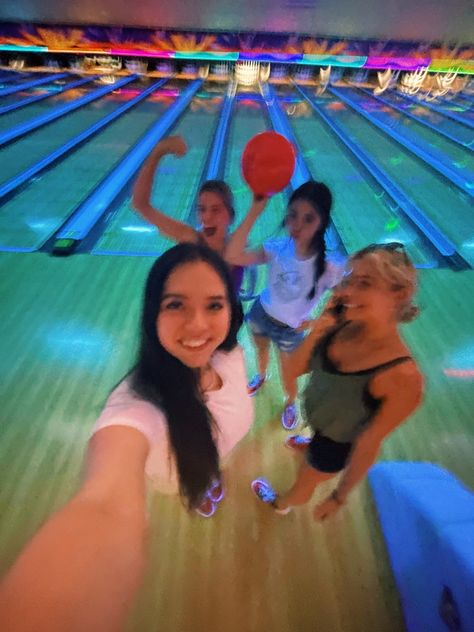 Thing To Do In The Summer With Friends, Bowling Bday Party, Bowling With Friends Aesthetic, Girl Activities Aesthetic, Fun Summer Activities For Teenagers, Summer Stuff To Do With Friends, Summer Group Activities, Things To Do In Summer With Friends, Fun Friend Activities