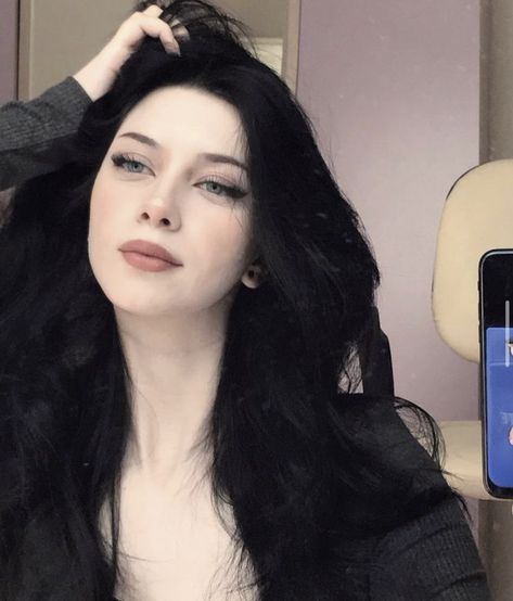 Corvina Clemm, Black Hair Pale Skin, Hair Black Hair, Pale Skin Makeup, Hair Pale Skin, Pale Makeup, Blue Black Hair, Pale Girl, Hair Color Black