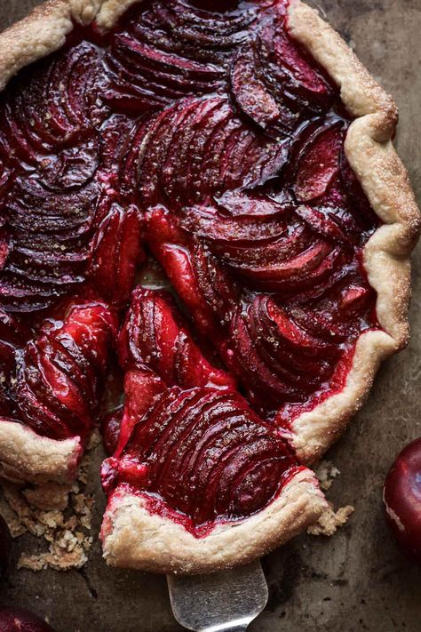 Easy Plum Galette - Curly Girl Kitchen Galette Recipe Desserts, Blueberry Crumb Pie, Plum Pie Recipe, Cherry Crumb Pie, Plum Galette, Plum Dessert, Plum Juice, Plum Pie, Plum Tart