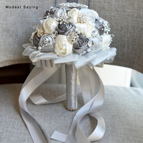 Pearl Bouquet Wedding, Cream Wedding Bouquet, Cheap Wedding Bouquets, Ivory Bridal Bouquet, Boda Ideas, Sublimacion Ideas, Rose Bridal Bouquet, Wedding Brooch Bouquets, Pearls Wedding