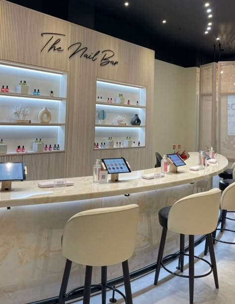 Nail Salon Snack Bar, Nail Salon Coffee Bar, Salon Ceiling Ideas, Luxury Manicure Salon, Nail Lounge Interior, Nail Bar Aesthetic, Boutique Nail Salon, Salon Nails Ideas Design, Nail Bar Interior Design