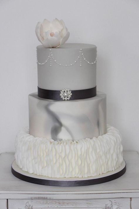 3 tier wedding cake with white ruffles, grey marble & statement magnolia. Diamond Anniversary Cake, Marble Wedding Cake, Wedding Biscuits, Golden Wedding Anniversary Cake, Unique Sweets, Gray Wedding Cake, Belle Cake, Cake Design Inspiration, 25 Anniversary