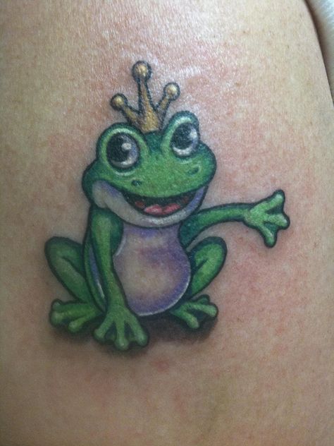 frog tattoo | Frog prince tattoo | Flickr - Photo Sharing! Prince Tattoo, Tree Frog Tattoos, Prince Tattoos, Tier Tattoo, Frog Tattoo, Small Frog, Kunst Tattoos, Tattoo Pictures, Frog Tattoos