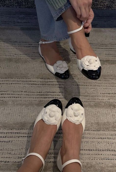 Shoes Heels Classy, Classy Shoes, Chic Shoes, Girly Shoes, Aesthetic Shoes, Pretty Shoes, Dream Shoes, Chanel Shoes, Shoe Lover