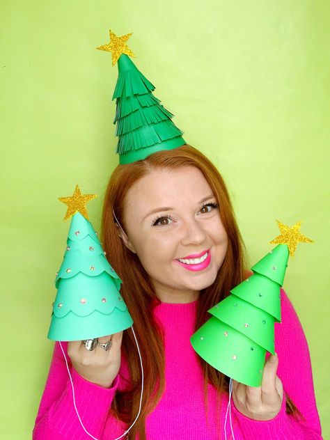 Learn how to make your own Christmas Tree Party Hat! Christmas Tree Hats For Kids, Christmas Paper Hats, Kids Christmas Hats Diy Craft Ideas, Christmas Hat Day At School, Wearable Christmas Crafts For Kids, Christmas Tiara Diy, Christmas Party Hats For Kids, Christmas Hat Craft Preschool, Christmas Tree Headband Diy