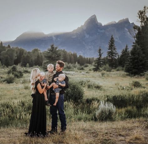 Cowboy Family Pictures, Country Family Photos, Western Family Photos, Farm Family Pictures, Fall Photoshoot Family, Western Photo Shoots, Western Family, Cute Family Pictures, Cute Country Couples