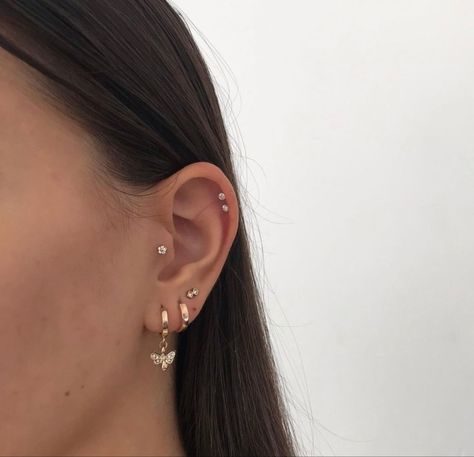 Percing Tragus, Minimalist Ear Piercings, Tragus Piercing Jewelry, Helix Piercing Jewelry, Ear Piercings Tragus, Ear Piercings Helix, Cool Ear Piercings, Pretty Ear Piercings, Piercing Tragus