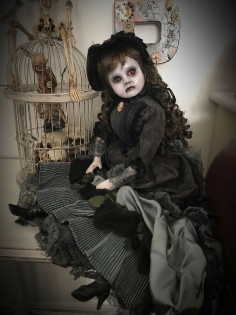 Victorian Doll Costume, Gothic Porcelain Doll, Porcelain Doll Halloween, Porcelain Doll Costume, Creepy Doll Halloween, Porcelain Dress, Halloween Dolls, Creepy Vintage, Doll Halloween