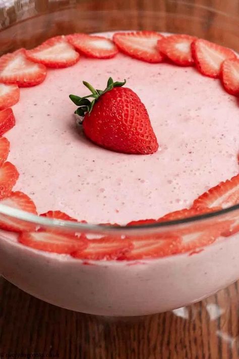 Easy Strawberry Mousse, Easy Chocolate Fudge Cake, Strawberry Mousse Recipe, Dessert For Summer, Easy Strawberry Cheesecake, Summer Pudding, Easy Chocolate Fudge, Sweet Sauces, Strawberry Pudding