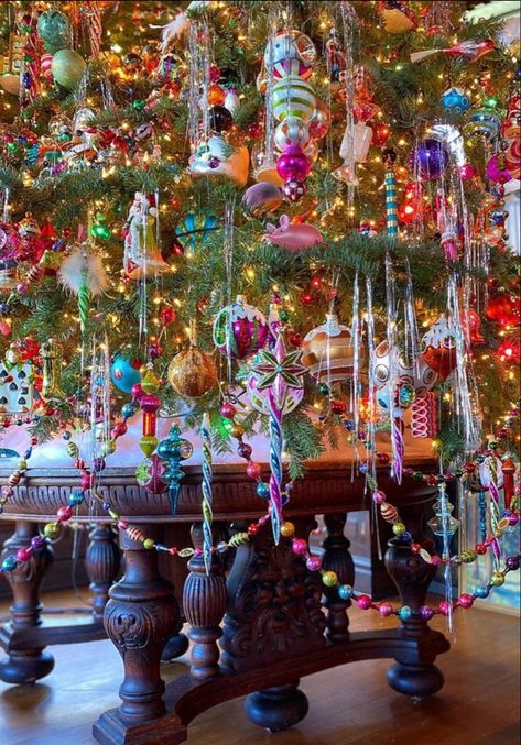 Glitterville Christmas, Cozy Christmas Decor, Christmas Tree Inspiration, Christmas Interiors, Christmas Inspo, Beautiful Christmas Trees, Colorful Christmas Tree, Vintage Christmas Tree, Christmas Mood