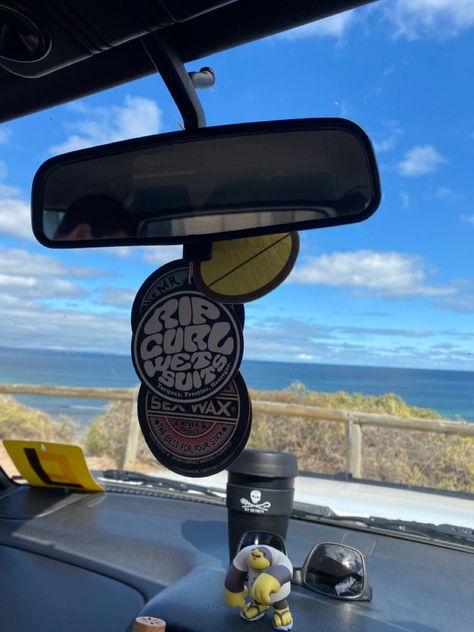 Jeep Beach Accessories, Beachy Car Decorations Interior, Beachy Car Interior Ideas, Car Decor Inside, Beach Car Interior, Stickers On Jeep, Beachy Car Accessories, Beach Car Accessories, Beach Car Aesthetic