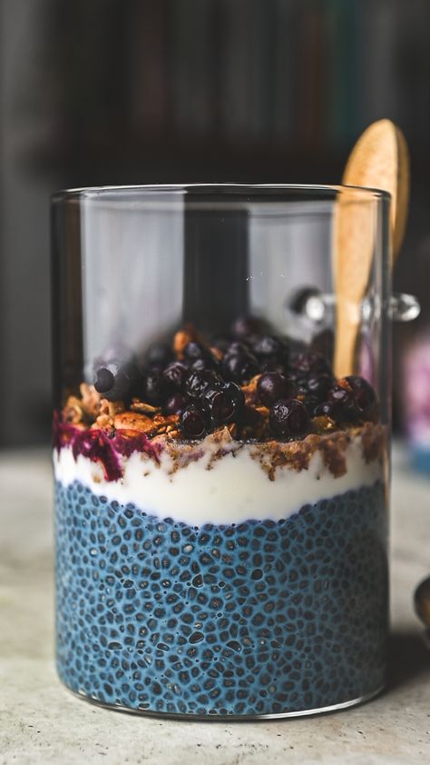 Savor the vibrant hues of Butterfly Pea Chia Pudding Parfait—your superfood-packed, festive breakfast delight! Chia Pudding Business, Essen, Butterfly Pea Chia Pudding, Layered Chia Pudding, Earl Grey Chia Pudding, Vegan Superfood Recipes, Strawberry Matcha Chia Pudding, Chia Pudding Topping Ideas, Fall Chia Seed Pudding