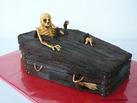 Cool Cake! Halloween Coffin Cake, Holiday Cake Ideas, Coffin Cake, Cool Deserts, Gothic Food, Halloween Cake Ideas, Recetas Halloween, Holiday Cake, Halloween Coffin