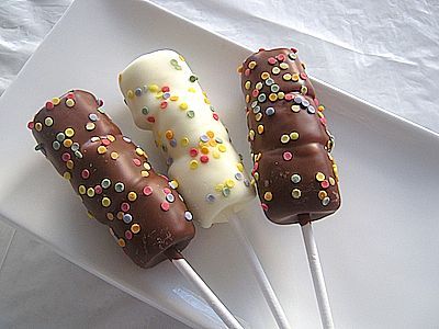 Marshmallow Kebabs Skewers, Marshmallow On A Stick, Marshmallow Skewers, Marshmallow Candy, Covered Marshmallows, Marshmallow Sticks, Chocolate Dipped Marshmallows, Marshmallow Roasting Sticks, Choco Chocolate