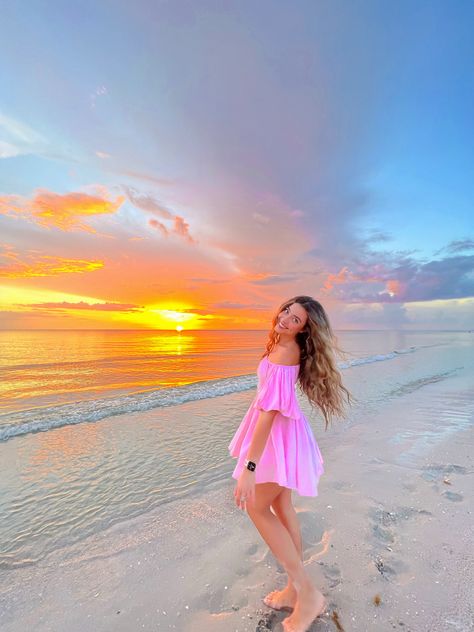 Short Dress Beach Photoshoot, Beach Pictures Dressed Up, Dress On The Beach Photo Ideas, Sundress Beach Pics, Beach Pictures Dresses, Sunset Beach Photos Dress, Solo Beach Pics Aesthetic, Beach Pictures Poses Instagram Dress, Beach Bday Photoshoot