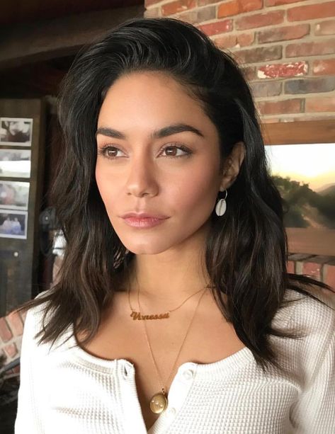 Vanessa Hudgens Makeup Natural, Vanessa Hudgens No Makeup, Vanessa Hudgens Face, No Makeup Makeup Wedding, Simple No Makeup Look Natural, Vanessa Hudgens Hair Color, Vanessa Hudgens Haircut, Long Philtrum, Vanessa Hudgens Hairstyles