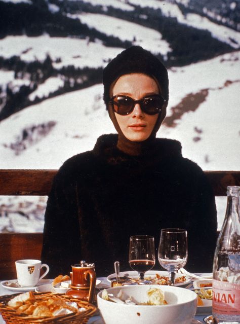 Audrey Hepburn Charade, Slim Aaron, Mode Au Ski, Chic Chalet, Fashion Design Inspiration, Ski Aesthetic, Chalet Chic, Ski Vintage, Winter Schnee