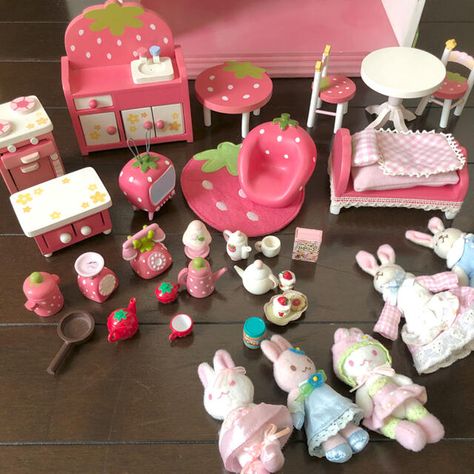 usamomo usamimi mother garden coquette dollette cottagecore strawberry doll house Calico Critters Cottagecore, Mother Garden Toys, Garden Coquette, Mother Garden Strawberry, Strawberry Coquette, Cottagecore Strawberry, Strawberry House, Cute Dollhouse, Mother Garden