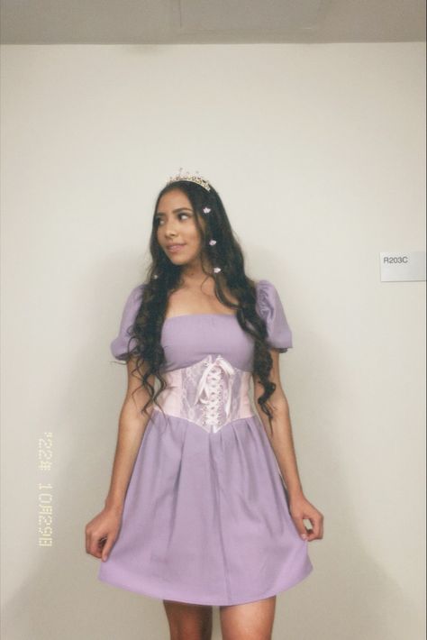 Rapunzel Costume Teenage, Modern Rapunzel Costume, Diy Repunzal Costume, Brunette Rapunzel Costume, Rapunzel Outfit Ideas Modern Disney, Diy Rapunzel Costume Women, Rupunzle Costume, Diy Rapunzel Costume, Disneybound Outfits Rapunzel