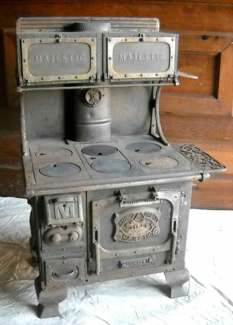 Antique Cast Iron Stove, Antique Kitchen Stoves, Kaan Urgancioglu, Antique Wood Stove, Wood Burning Cook Stove, Stoves For Sale, Old Stove, Wood Stove Cooking, Wood Stove Fireplace