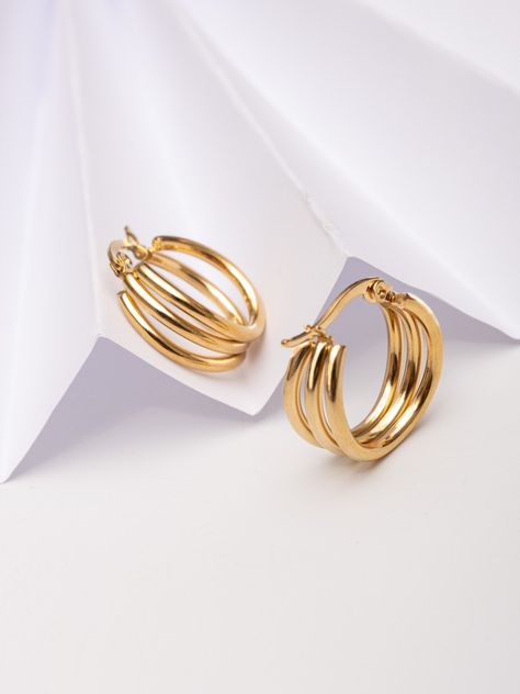 Photography - jewelry - gold hoop - hoops - photoshoot - argolla Jewelry On White Background, Jewelry Photography White Background, Photoshoot Jewelry Ideas, Gold Photoshoot Ideas, Earrings White Background, Bracelet Photoshoot, Earring Photoshoot, Handmade Leather Bag Pattern, Fashion Jewelry Necklaces Gold