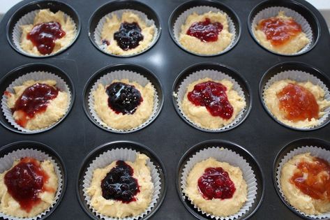 Surprise Muffins Recipe, Jelly Muffins Breakfast, Muffins With Jam In The Middle, Jelly Filled Muffins, Jam Filled Muffins, Surprise Muffins, Bisquick Muffins, Eggs Muffins, Mini Fruit Pies