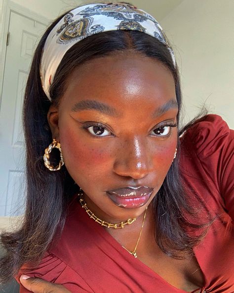 bella 🎀 | dont call me angel ✨👼🏾 hiiii babies 🤎 im livinggg for the brown & red tones with the gold 🥰🥰 honestly, i don’t wear a lot of gold because… | Instagram Boyfriend Blush, Natural Fall Makeup, Oblong Face Shape, Budget Makeup, Cream Blush Stick, Celebrity Music, Principe Harry, Makeup Course, Alan Jackson