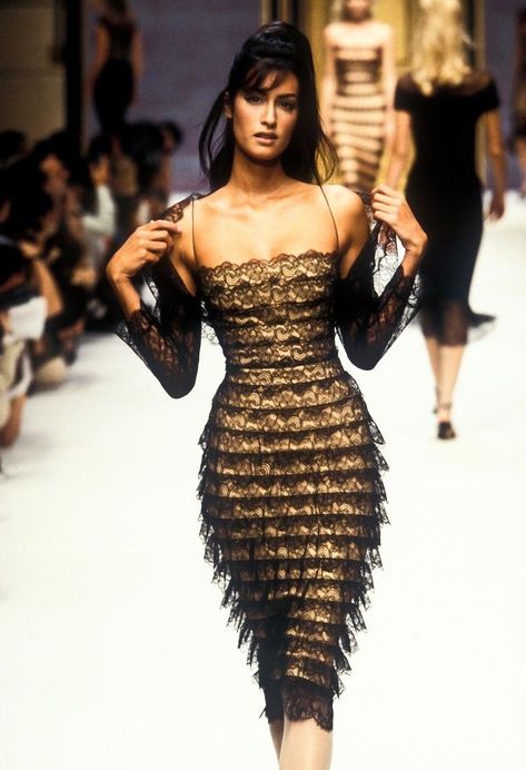 maria on Twitter: "yasmeen ghauri for herve leger spring summer 1996… " 00s Mode, Yasmeen Ghauri, Fashion Reference, 90s Runway Fashion, Runway Fashion Couture, Runway Outfits, Fashion Things, 90s Supermodels, 90s Models