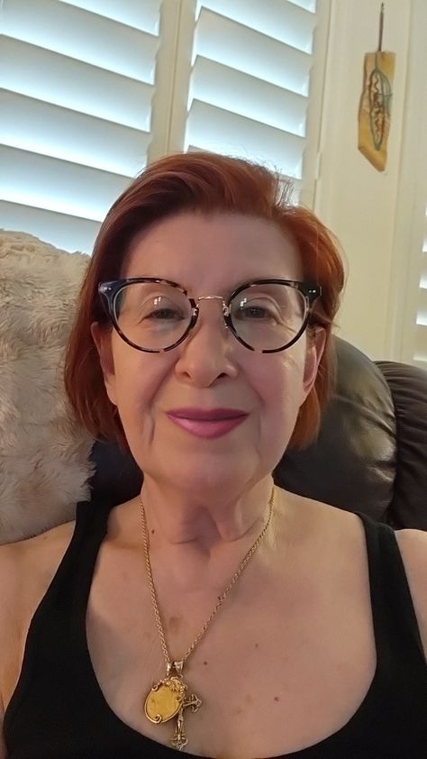 Old Woman Selfie, Rich Grandma, Fake Pfp, Cracked Iphone, Beautiful Aged Women, Sugar Momma, Looking For A Relationship, Old Granny, Women Looking For Men