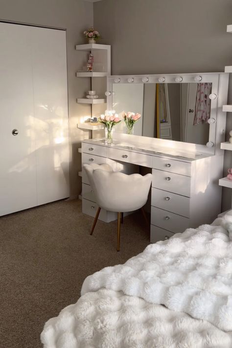 White Vanity Bedroom Ideas, Vanity Setup In Bedroom, Vanity Room Inspiration, That Girl Vanity, White And Pink Room Ideas, Vanity Wall Ideas Bedroom, Clean Girl Aesthetic Room Ideas, Room Ideas Aesthetic Vanity, Aesthetic Room Vanity