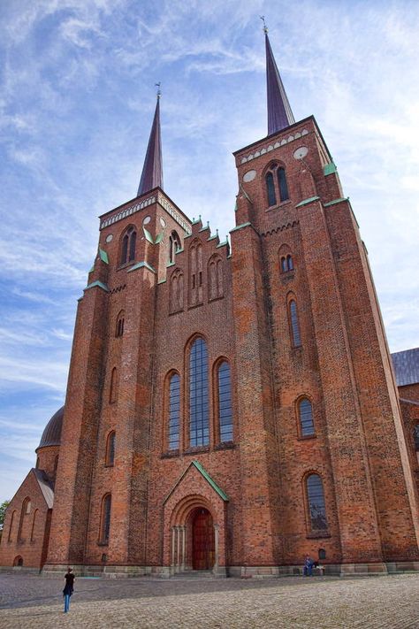 Catedral de Roskilde Kingdom Of Denmark, Copenhagen Travel, Denmark Travel, Cathedral Church, Northern Europe, Tourist Places, Copenhagen Denmark, Aarhus, Place Of Worship