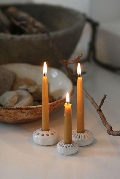 Itsekovettuva Savi, Stick Decor, Diy Keramik, Clay Candle Holders, Soya Mumu, Clay Candle, Pottery Candle, Cerámica Ideas, Diy Candle Holders