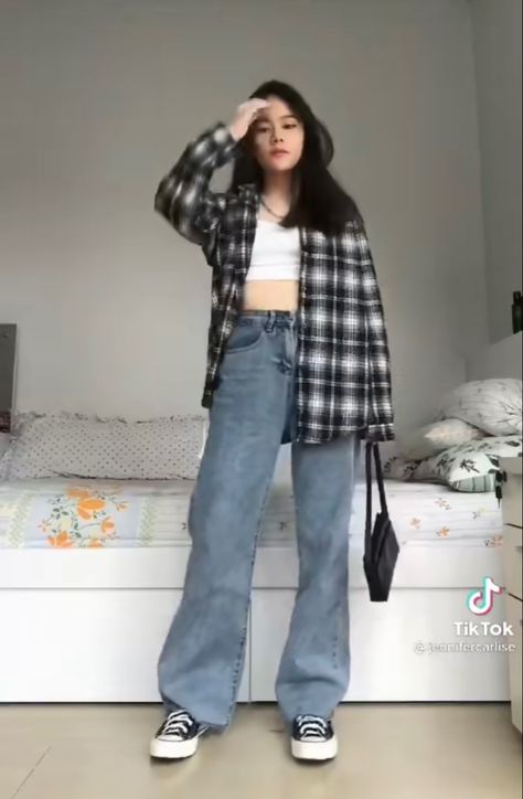 Baggy Plaid Shirt Outfit, Tshirt And Baggy Jeans Outfit, Baggy Jeans And Shirt Outfit, Shirts For Baggy Jeans, Poses With Shirt And Jeans, Baggy Shirt Outfit Women, Baggy Dress Shirt Outfit, Baggy Jeans Outfit Women Aesthetic, Baggy Shirt And Jeans