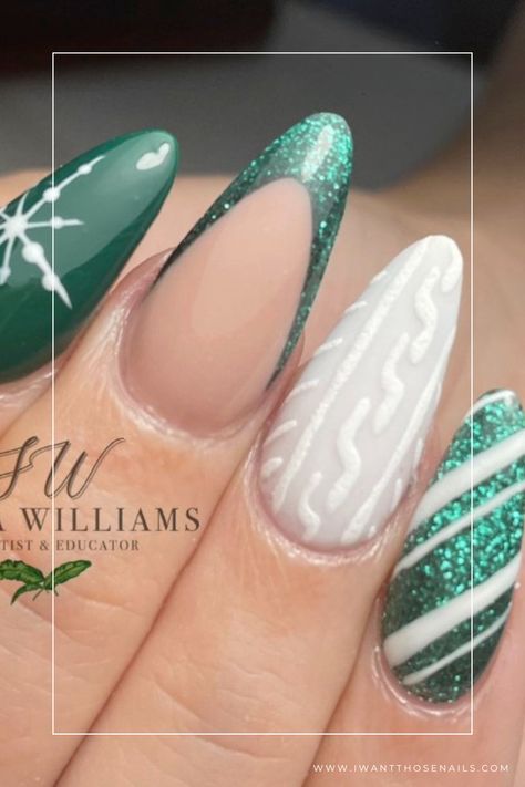 Green Christmas nails design Emerald Christmas Nails, Green Sweater Nails, Emerald Green Christmas Nails, Green Xmas Nails, Dark Green Christmas Nails, Green And White Nails, Green Christmas Nail Designs, Green Christmas Nail, Sparkly Christmas Nails