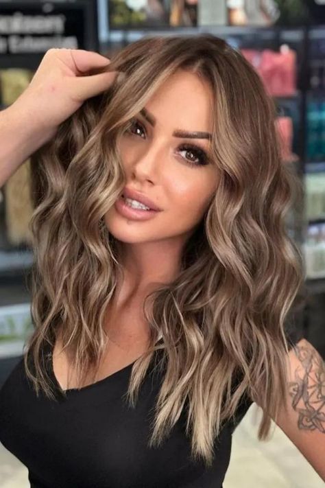 Brun cendré avec un soupçon de blond autour du visage et aux pointes permet de réduire l'entretien tout en conservant le côté cool des cheveux plus clairs. // Crédit photo : Instagram @mertayyildizogl Bronde Haircolor, Light Brown Hair, Photo Instagram, Brown Hair, Light Brown, Hair Inspiration, Blonde Hair, Ash, Hair Color