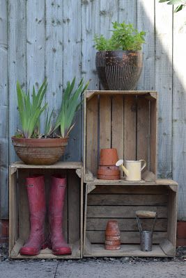 Apple Crate Garden Ideas, Apple Crates Garden, Crate Planters Ideas, Apple Crates Ideas Decor, Crate Ideas Diy Home Decor, Crates Decor, Wooden Crates Garden, Crate Garden, Furniture Store Display