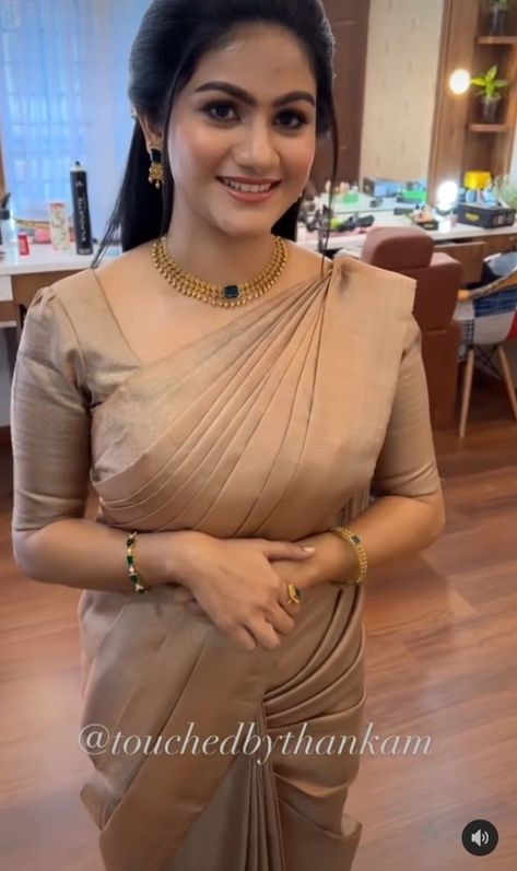 Saree Necklace Simple, Copper Tissue Set Saree, Simple Saree Jewellery, Jwellary For Saree, Blouse Designs For Women Saree, Saree With Jewelry Look, Bride Necklace Wedding Simple, Saree Necklace Ideas, Simple Necklace Designs For Saree